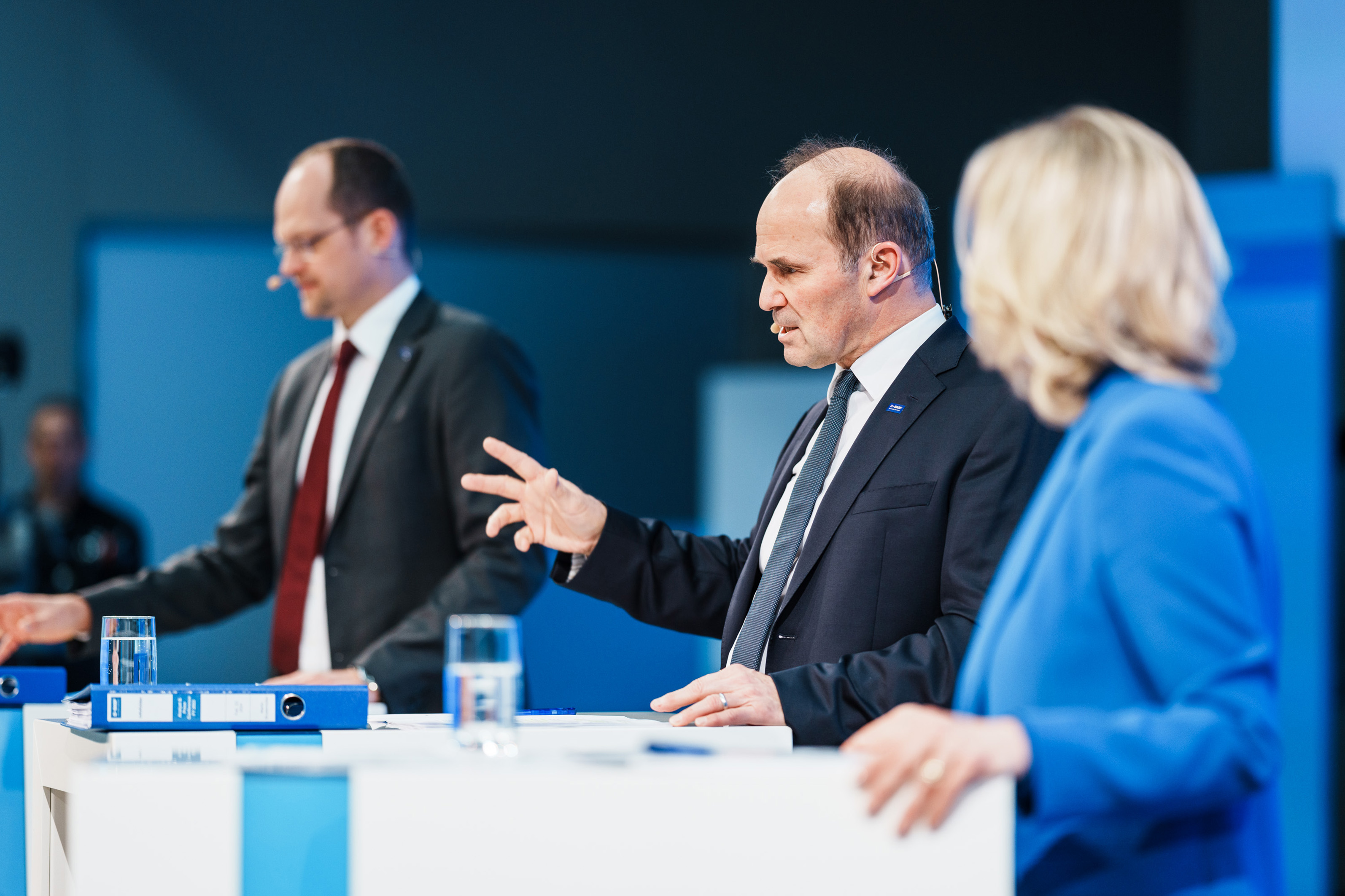 Annual Press Conference for the full year 2023, Dr. Dirk Elvermann, Chief Financial Officer (left), Dr. Martin Brudermüller, Chairman of the Board of Executive Directors (center)