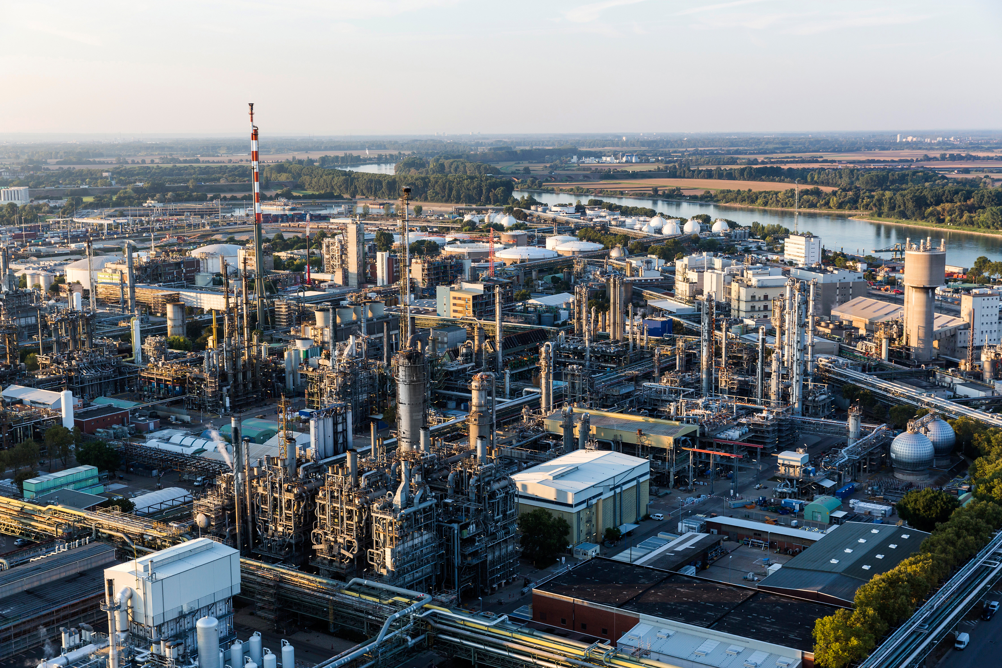 Ludwigshafen, weltgrößter integrierter Chemiestandort / Ludwigshafen, the world’s largest integrated chemical complex
