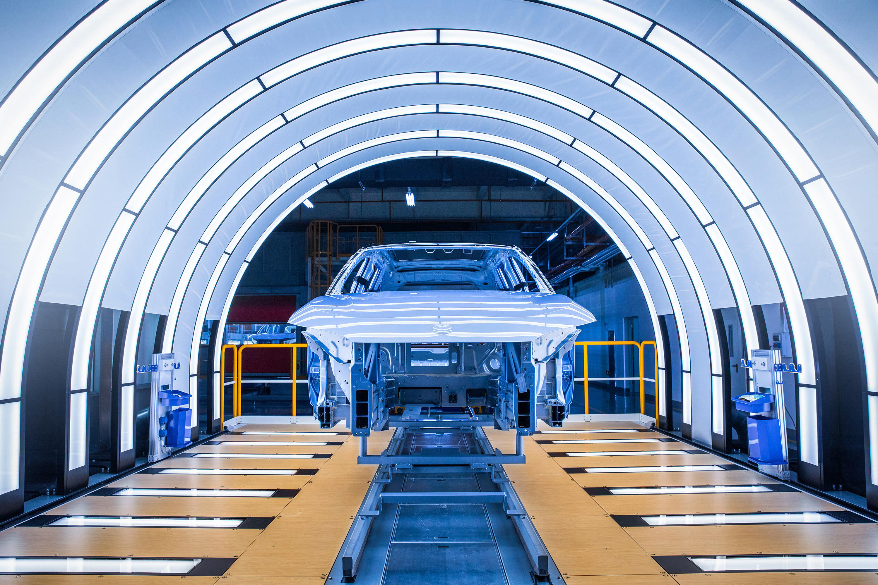 NIO ES8 – Aluminiumkarosserie mit BASF Oxsilan® Dünnschicht-Vorbehandlung, CathoGuard® 800 KTL-Beschichtung (kathodische Tauchlackierung), wasserbasiertem Füller, Wasserbasislack und einem Zweikomponentenklarlack. / NIO ES8 – Full aluminum car bod